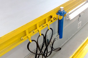 Prefabricated workshop pit showing pit jack connected to hydraulic high pressure lines