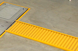 Prefabricated drop-in pit showing pit safety cover in closed postition from above ground