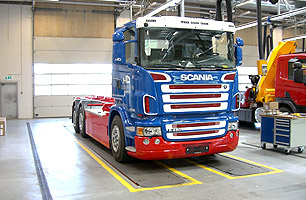 Example showing in-ground semi scissor lift with Scania Prime Mover about to be lifted