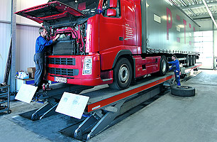 Example of in-ground semi scissor lift with Semi-Trailer lifted into halfway position